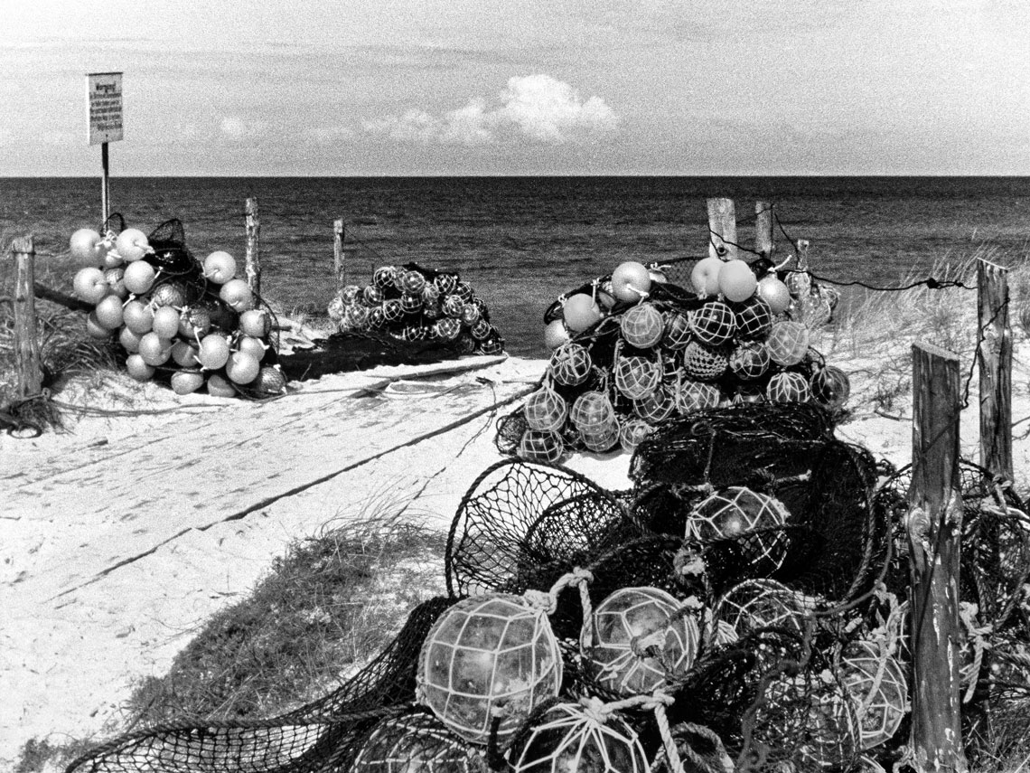 Theodor Schultze-Jasmer (1888–1975) | Fischerkugeln am Strandübergang | Schwarzweiß-Fotografie | ©Karin Nitschke 2017