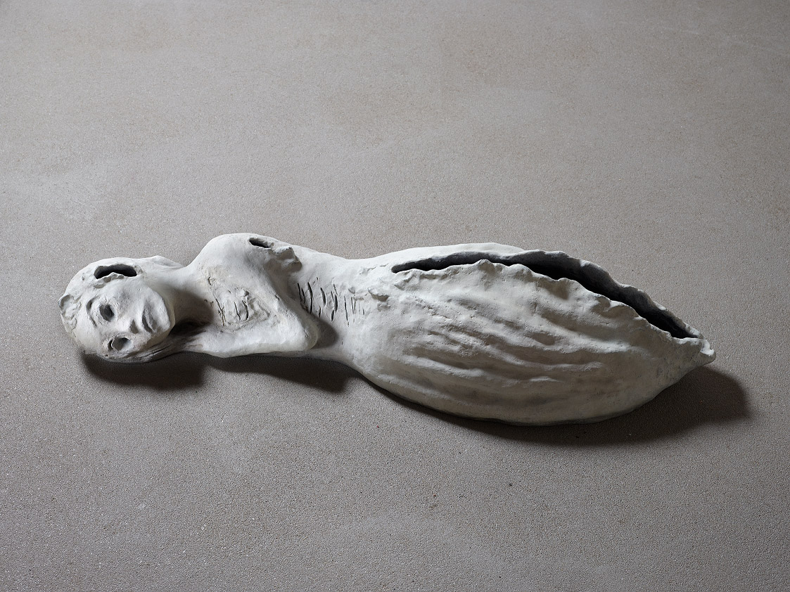 Leiko Ikemura | Memento mori | 2013 | Patinierte Bronze | 38 x 135 x 38 cm | © 2017 Leiko Ikemura
