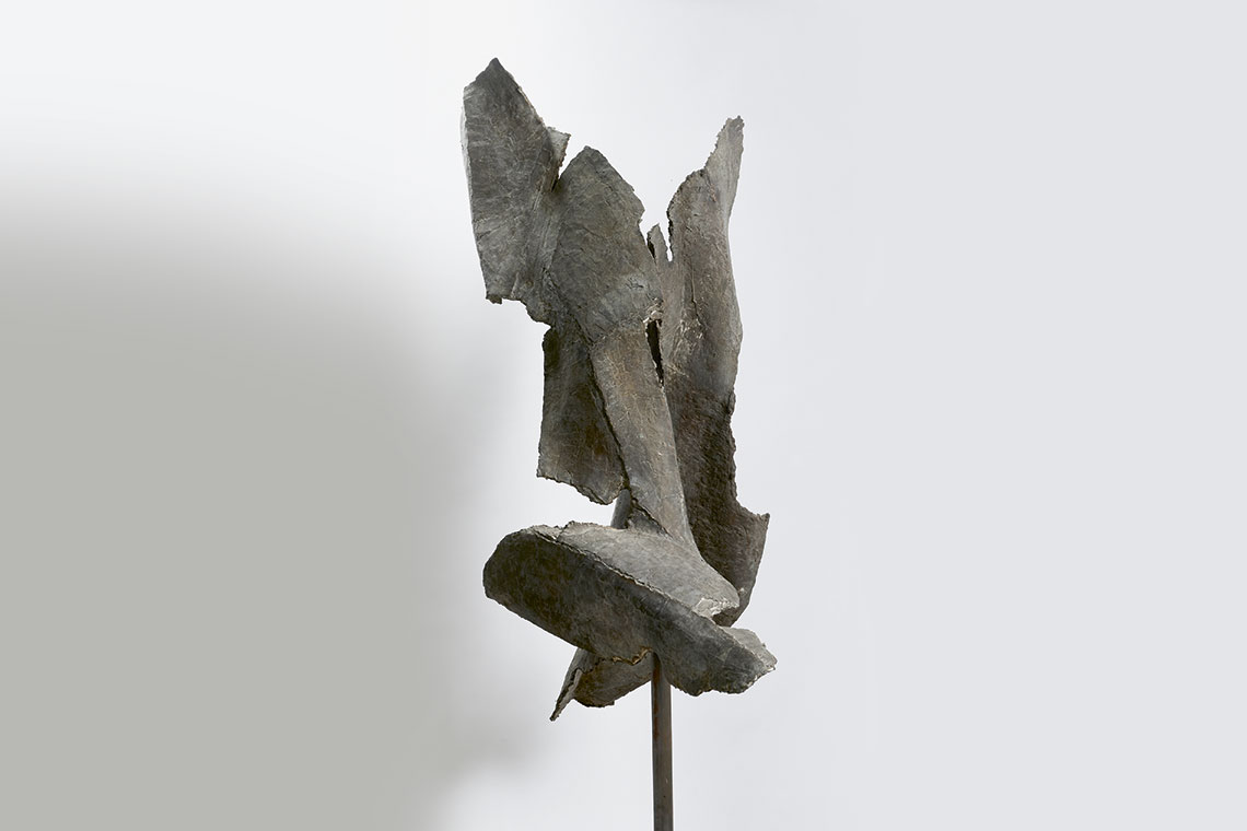 Margret Middell, Tanz, 2010, Bronze, 185 x 55 x 87 cm